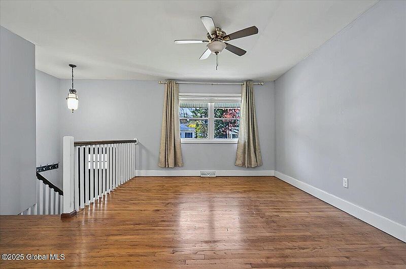 4th image of 52 Curt Boulevard
