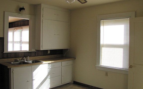 3rd image of 425 E 20th St