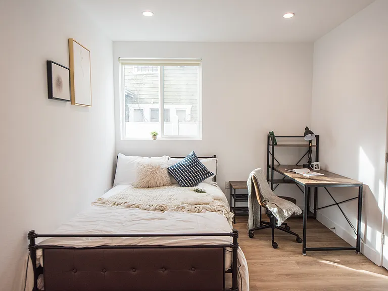 1651 W 37th Pl — Photo 6