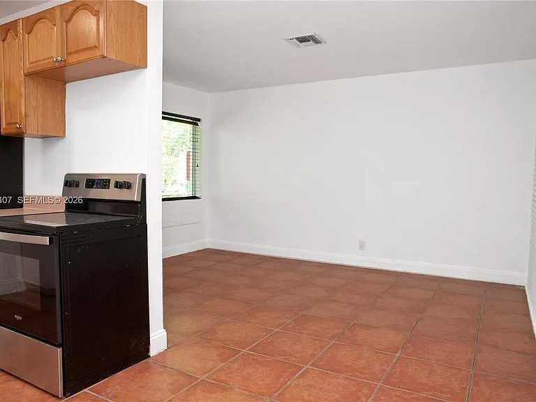 304 SE 9th Ct #6 — Photo 10