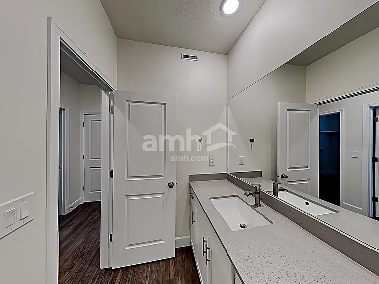 4404 N Poplar St — Photo 15