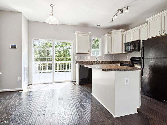 2nd image of 815 Croggan Cres