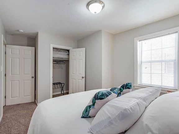 3rd image of 1023 W Woodlawn Ave #4