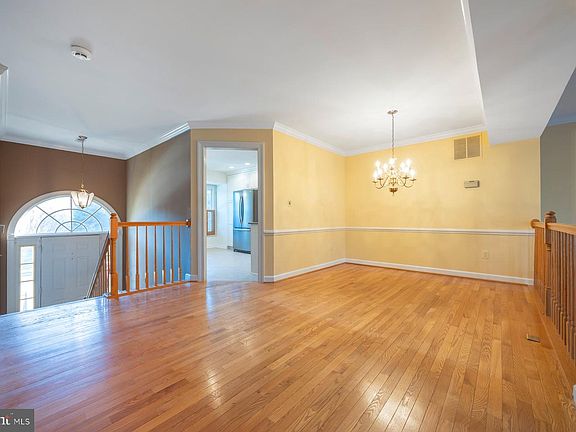 4th image of 692 Budleigh Cir