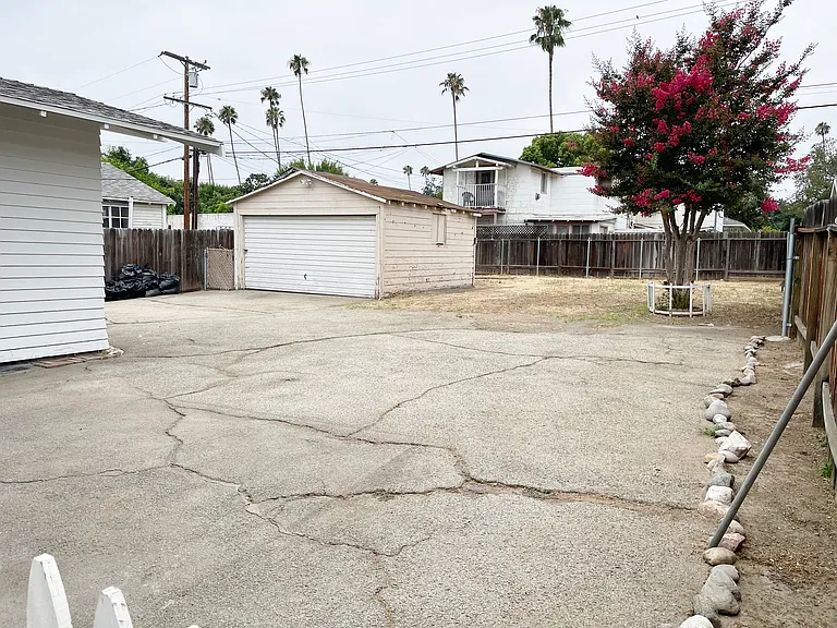 155 S Grand Oaks Ave — Photo 10