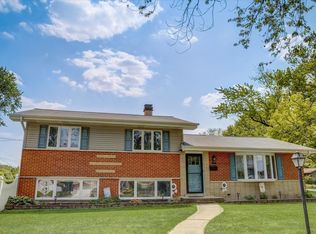 201 N Stratton Ln, Mount Prospect, IL 60056