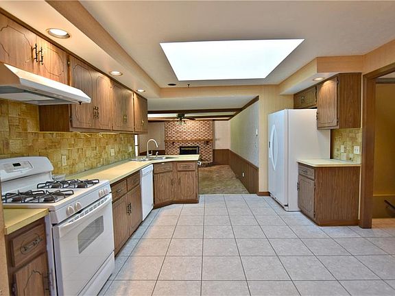 4th image of 4661 Lisa Ln