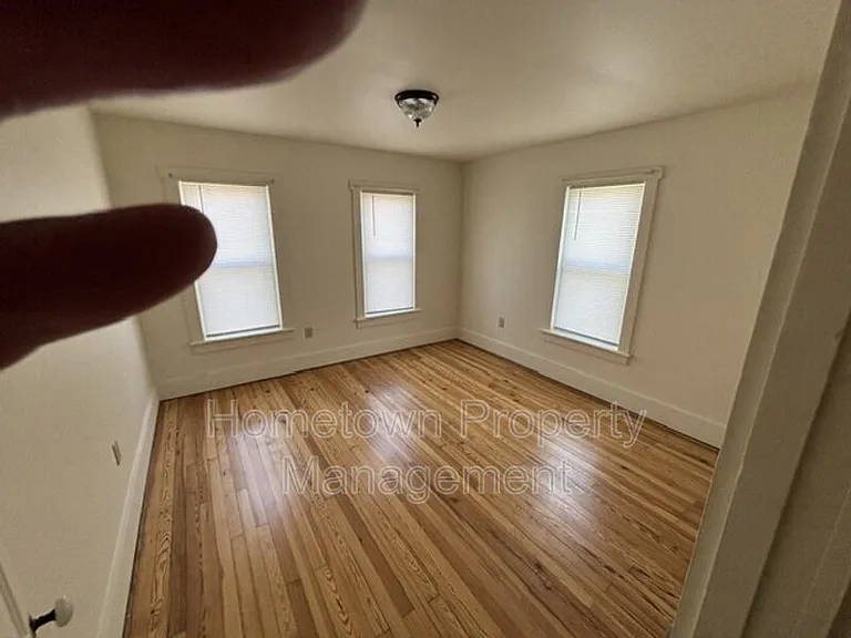1135 E Chestnut St — Photo 4
