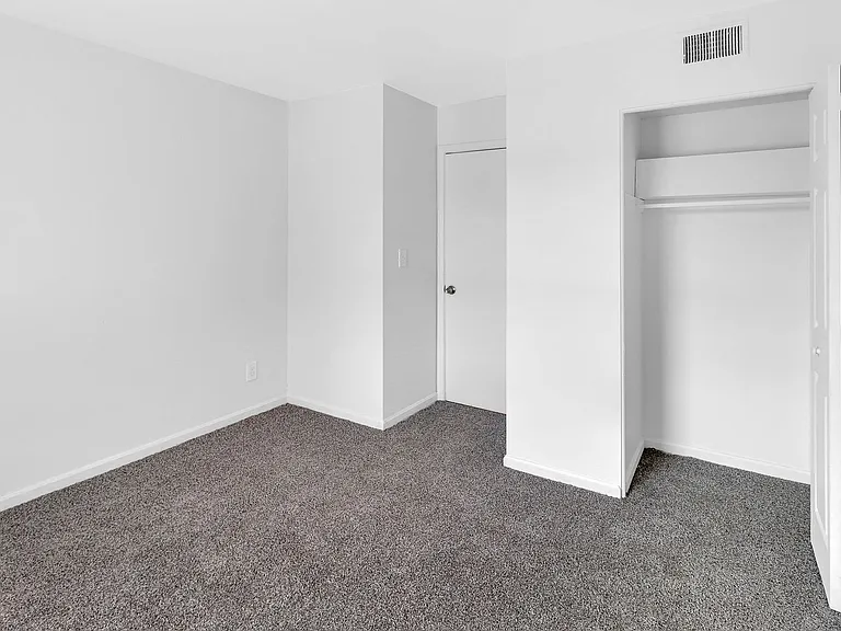 Yorktown Apartments — Photo 9