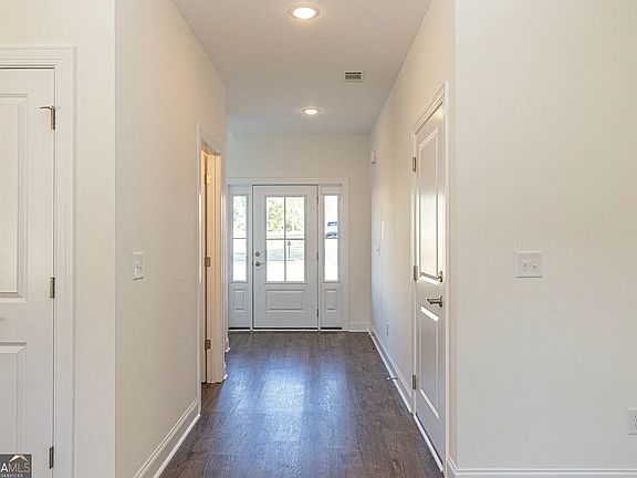 4th image of 705 Riverside Ests
