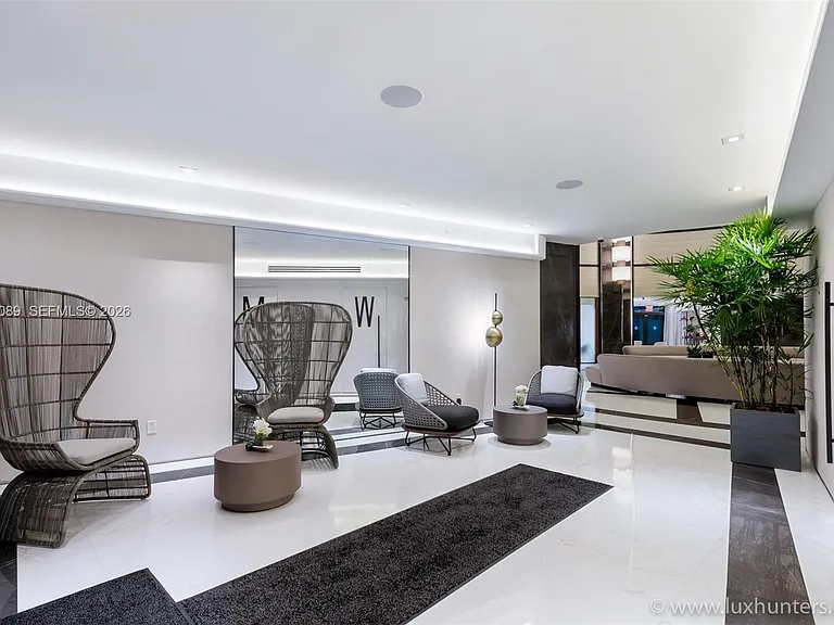 300 S Pointe Dr #1504 — Photo 36