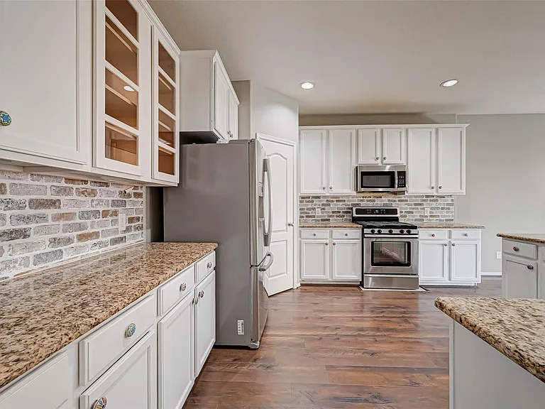 502 Mornington Ln — Photo 6