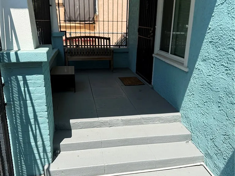 851 W 40th Pl — Photo 2