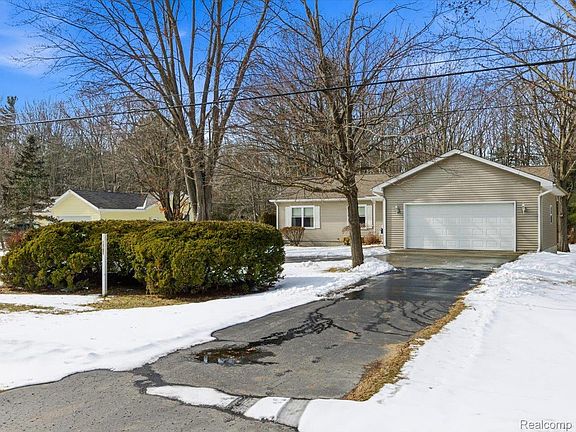 3rd image of 8431 Lakeshore Rd