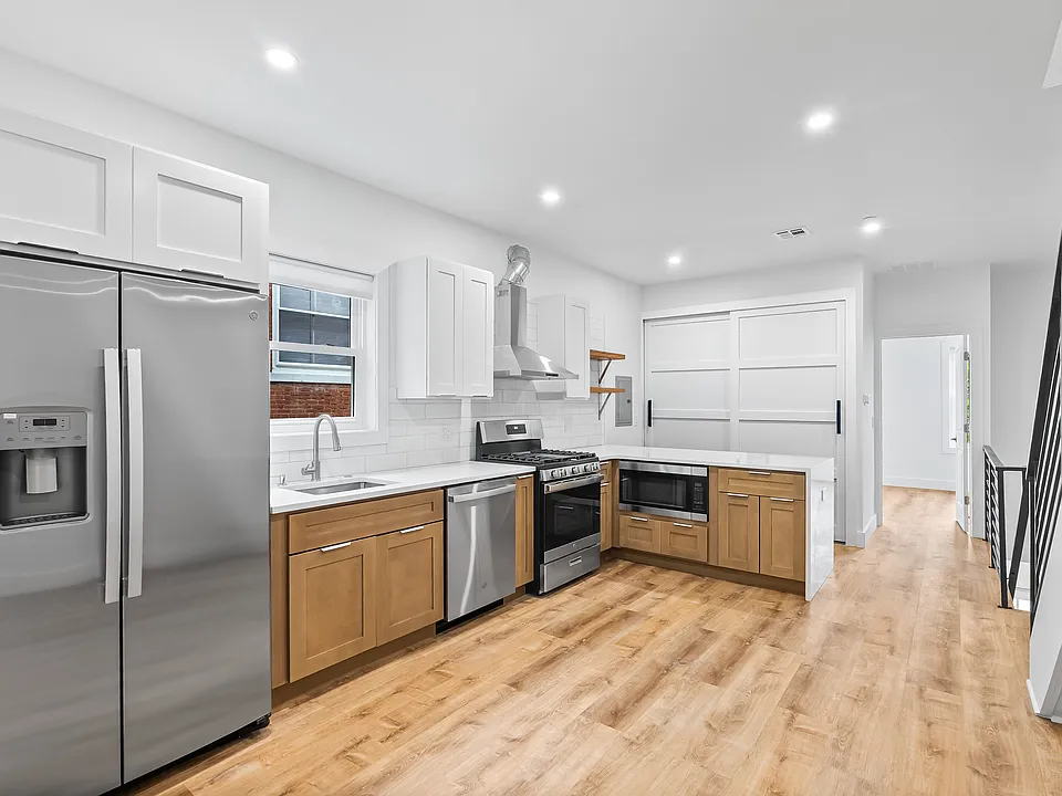 442 W Queen Ln #2