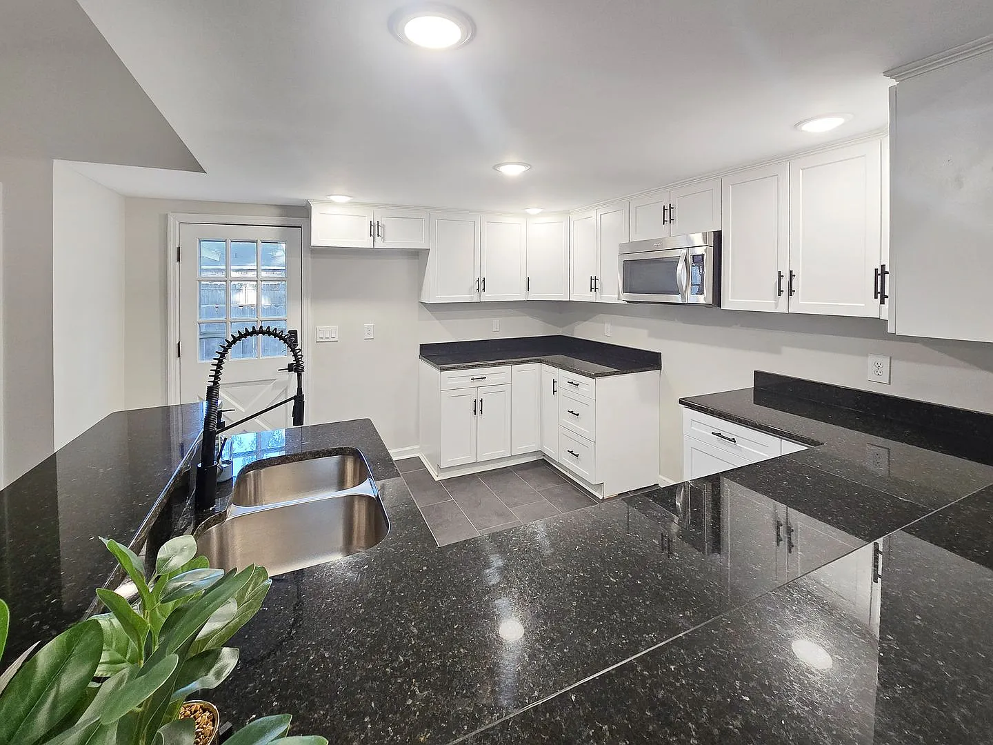 Completely Renovated 4 Bedroom/2 Bath Harvest/Monrovia Area — Photo 4