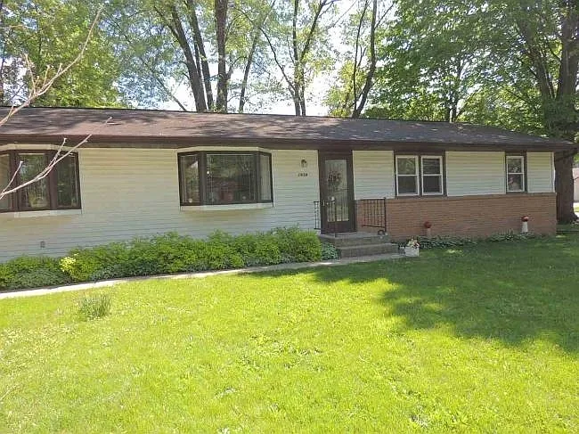 1834 Virginia St photo 1