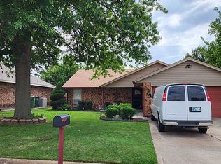 1821 Ridgeway Dr, Yukon, OK 73099