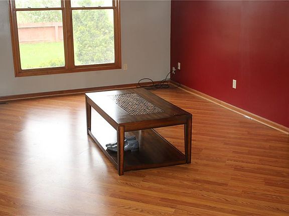 3rd image of 532 Greenside Dr