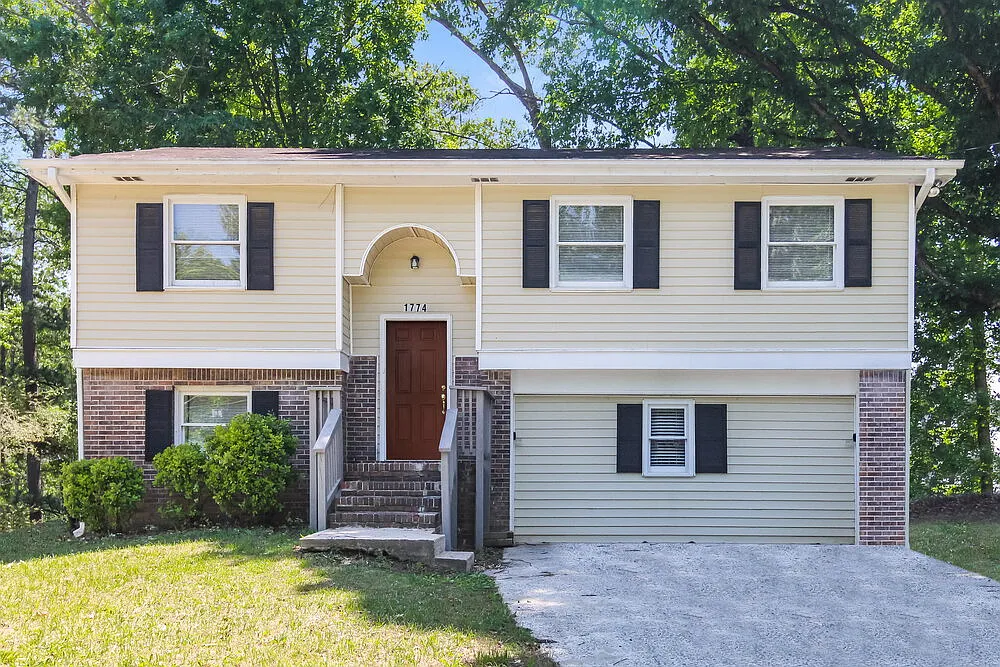 3 bed, 1.0 bath, 2364 sqft, $2,580 — Photo 1