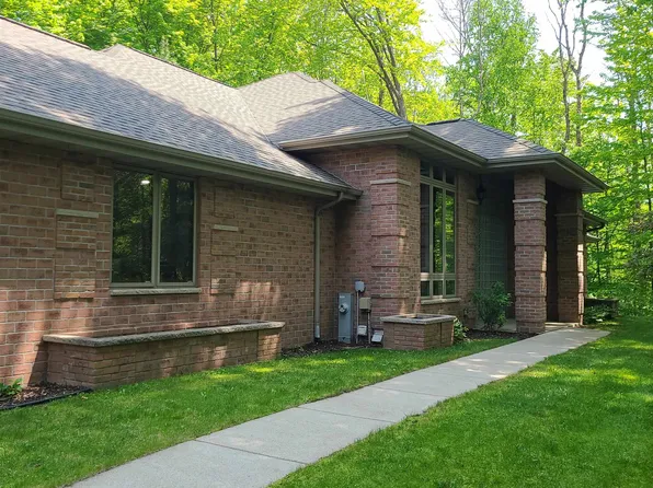 5955 Wood Brook Cir, Little Suamico, WI 54141
