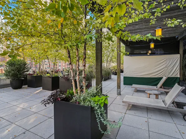 80 Riverside Boulevard image 8 of 16