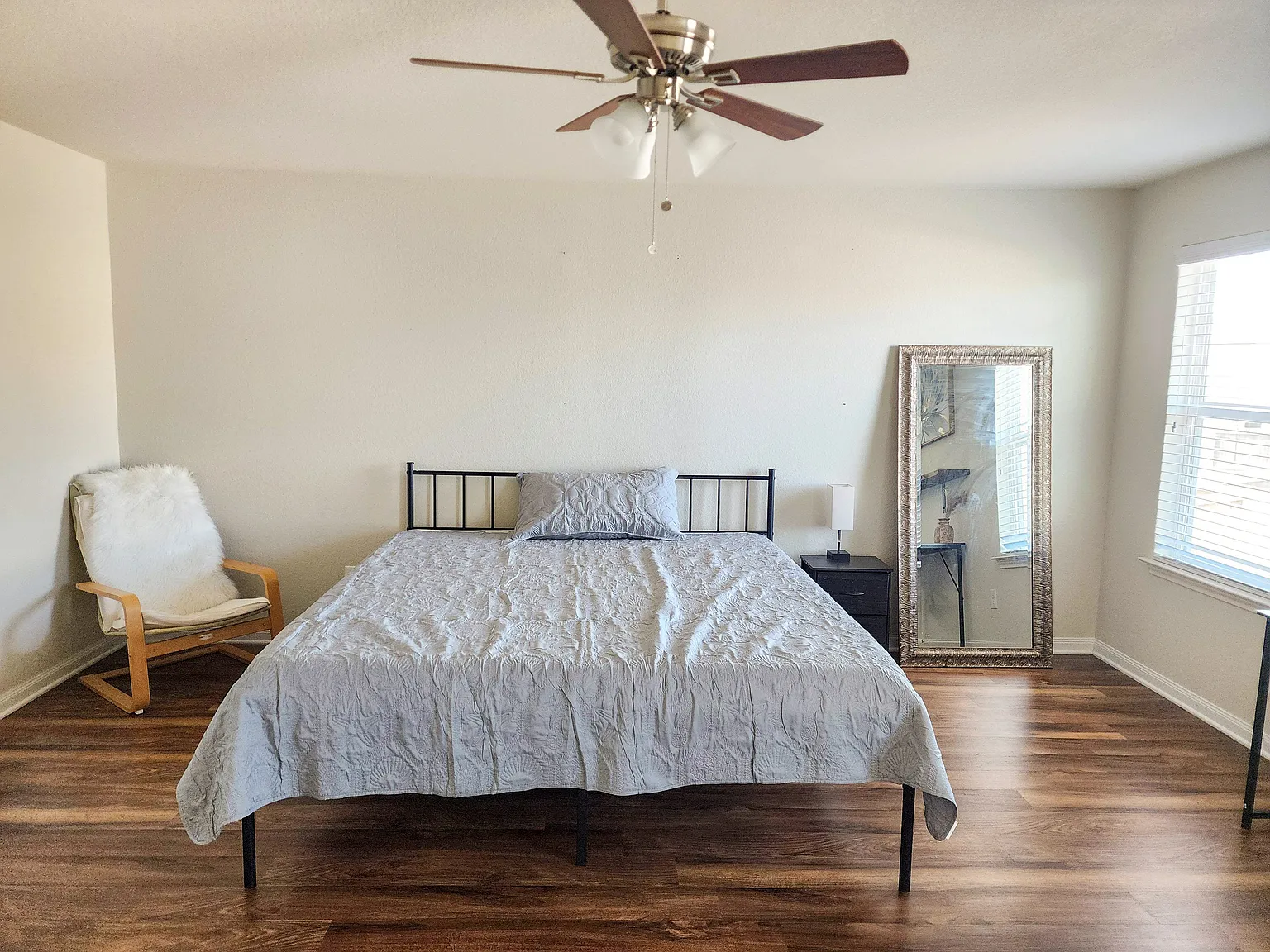 4 bed, 2.5 bath, 2400 sqft, $1,230 — Photo 1