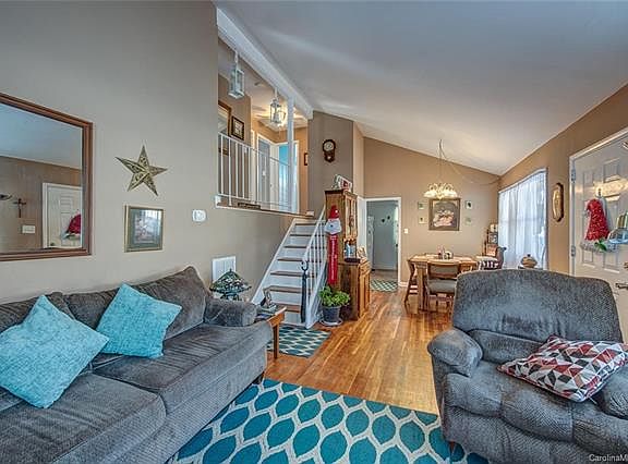 3rd image of 615 Forest Dr