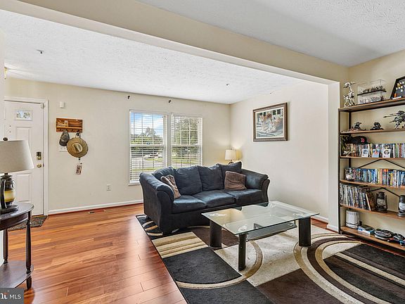 3rd image of 152 Foxview Dr