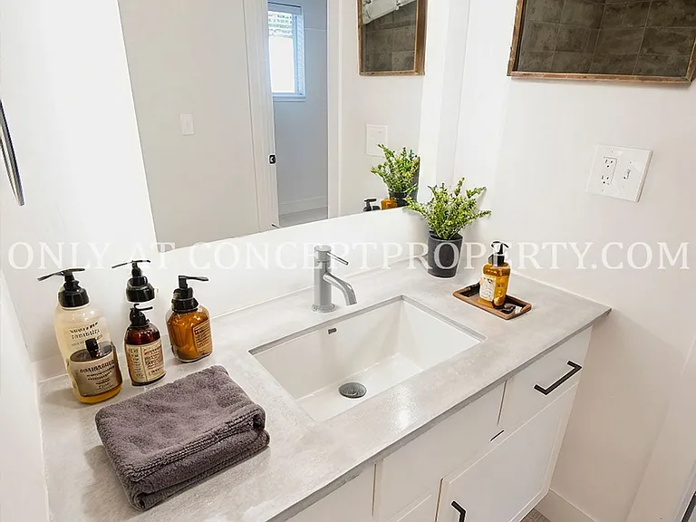 Avenue View Apartments — Photo 7