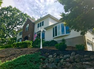 2 Tomkins Ridge Rd, Tomkins Cove, NY 10986