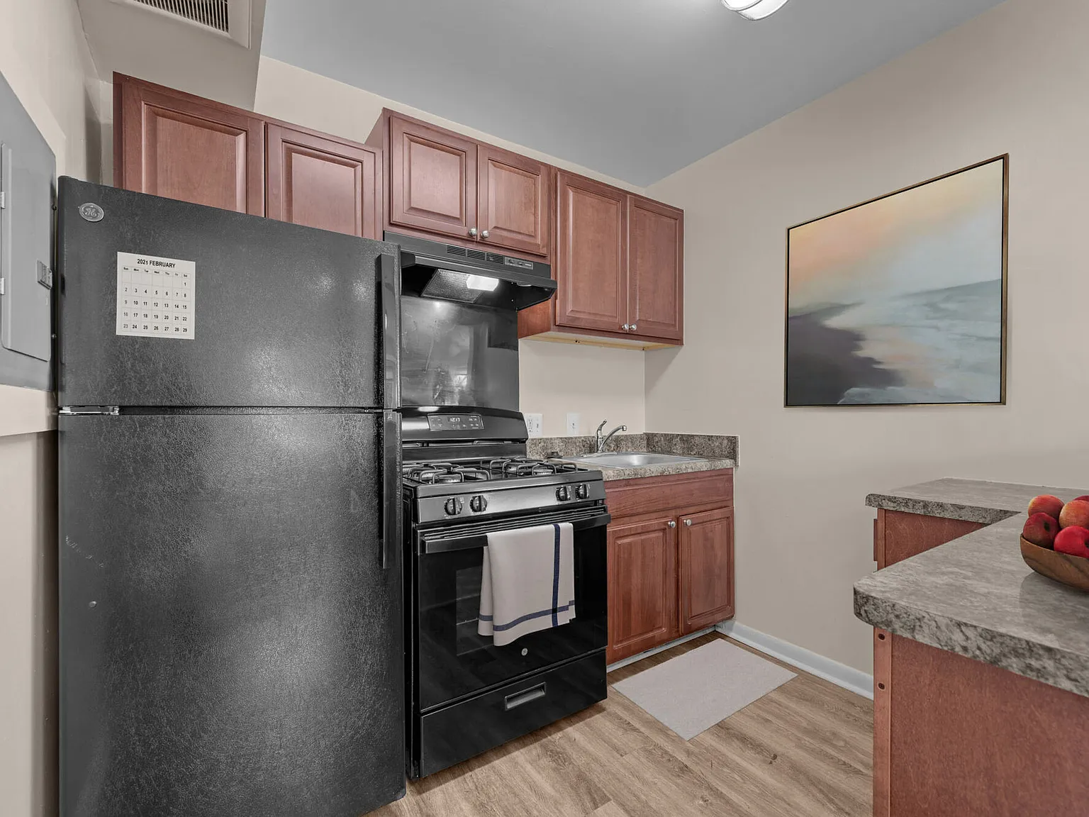 Hilltop Apartments — Photo 3