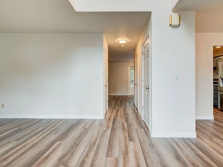 536 SW Regency Dr — Photo 7