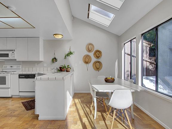 5th image of 8 Elegant Tern Road