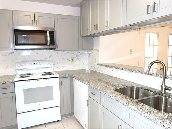 4th image of 813 Camellia Ct