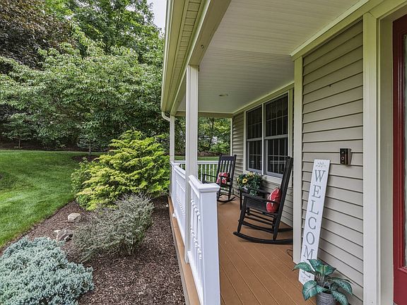 3rd image of 2 Bayberry Ln