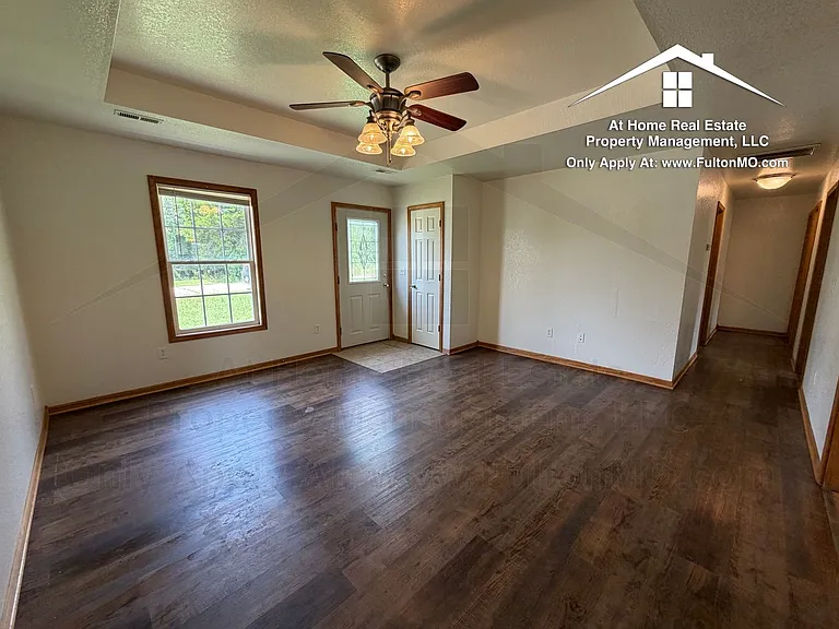 1902 Dunham Dr — Photo 2