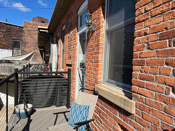 3rd image of 913 Washington St