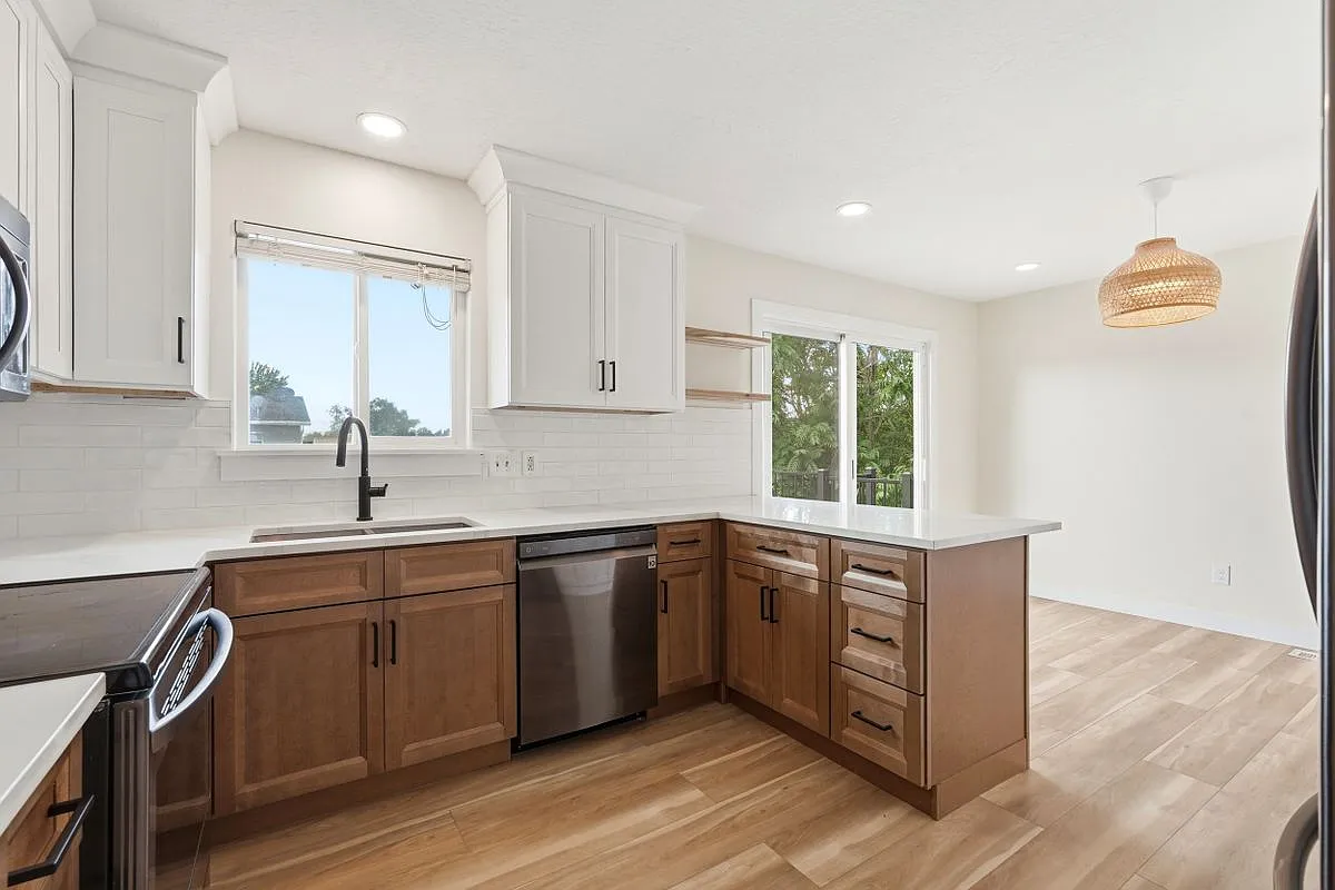 4 bed, 2.0 bath, 1976 sqft, $2,600 — Photo 3