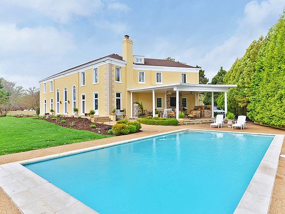 Outdoor kitchen, TV, Firepla