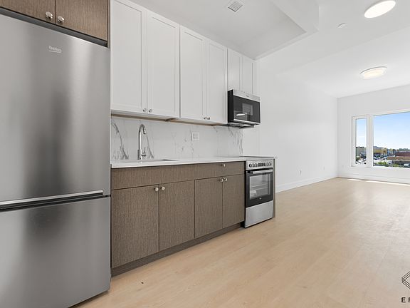 5th image of 833 Maple St #5E