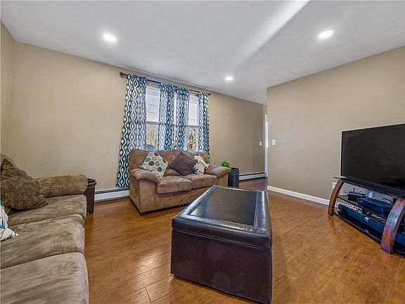 3rd image of 136 Eastgate Dr