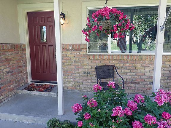 3rd image of 718 Hemlock Dr