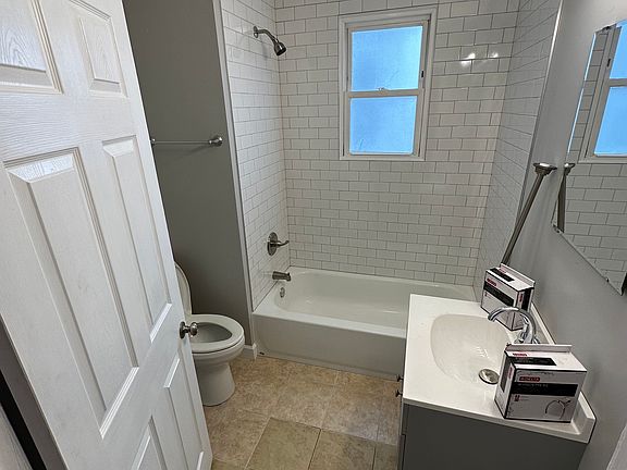 4th image of 208 Shepherd Ave #1/2