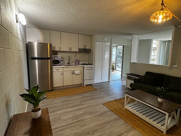 1129 Rycroft St #201 — Photo 3
