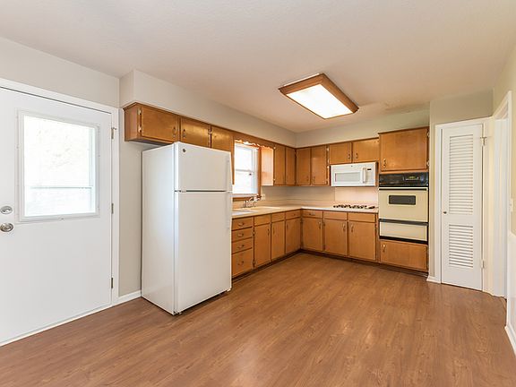 5th image of 14312 E 36th Ter S