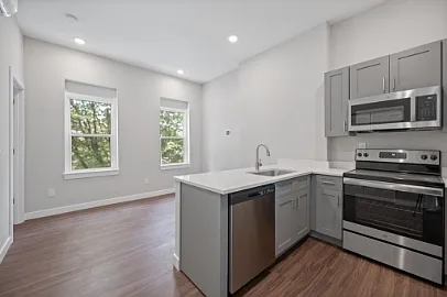 1904 Linn Street - 2 — Photo 3
