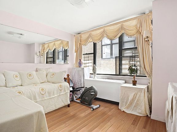 5th image of 301 E 45th St APT 17A