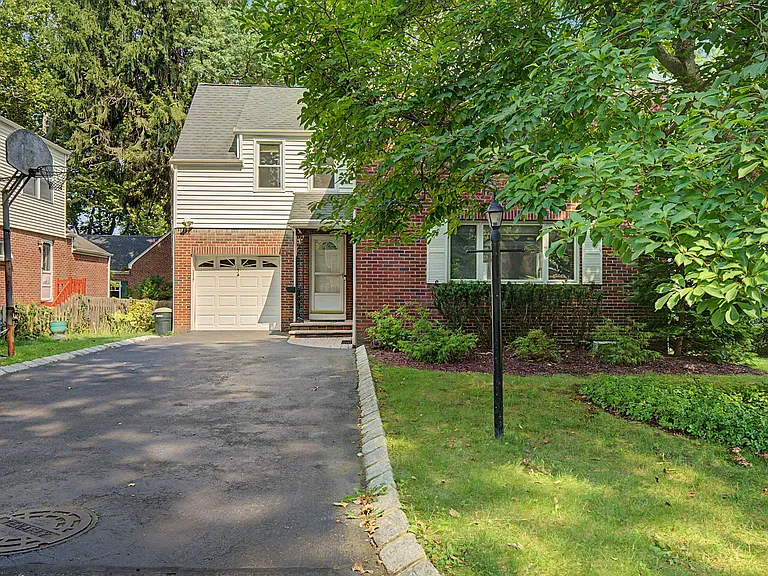 34 Esmond Pl — Photo 1