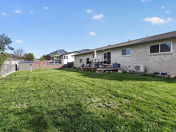 4th image of 1019 E Maple Dr